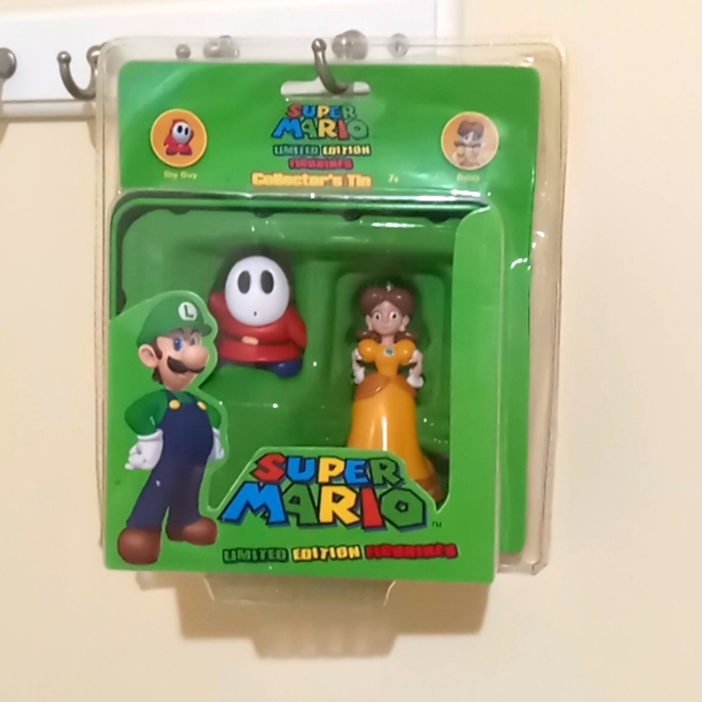 SUPER MARIO LIMITED EDITION FIGURINES